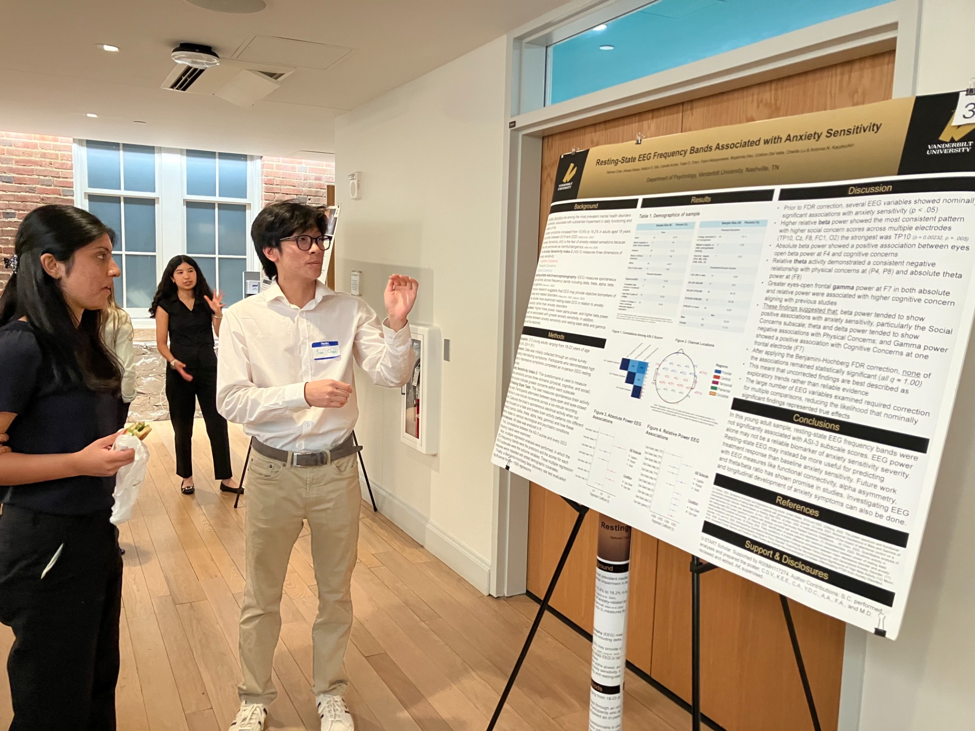 Sam Chan presenting his poster at the V-START Symposium.